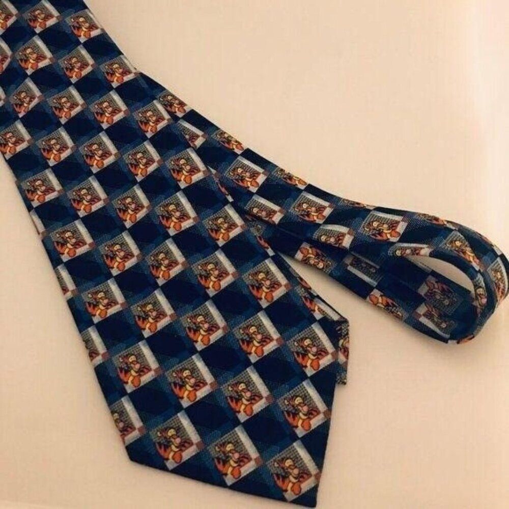#1682 DISNEY TIGGER, VTG POOH Novelty NECKTIE 55 IN X 3.75 IN